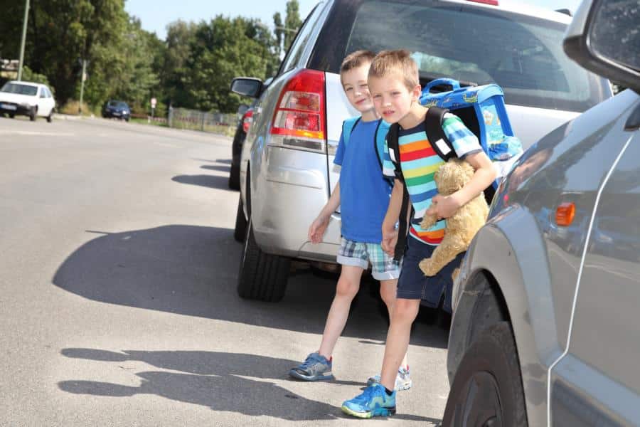 Schülerinnen und Schüler beteiligen sich an der Aktion „Fußverkehrs- Check“  
