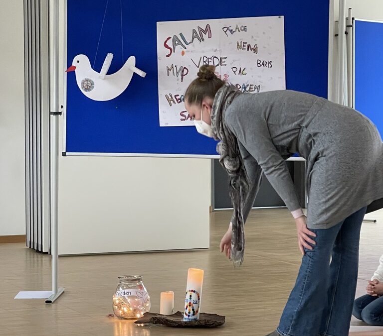 Aktion Friedenslicht in den Grundschulen: Wir singen und  schweigen für den Frieden